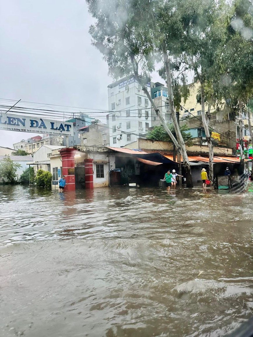 Ha Noi: nhieu duong pho ngap sau do mua lon keo dai - Hinh anh 9