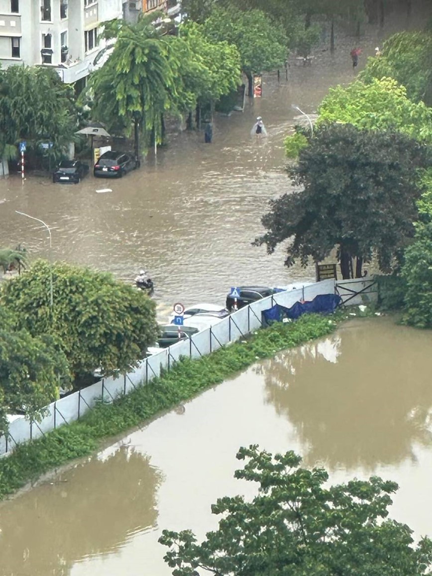 Ha Noi: nhieu duong pho ngap sau do mua lon keo dai - Hinh anh 17