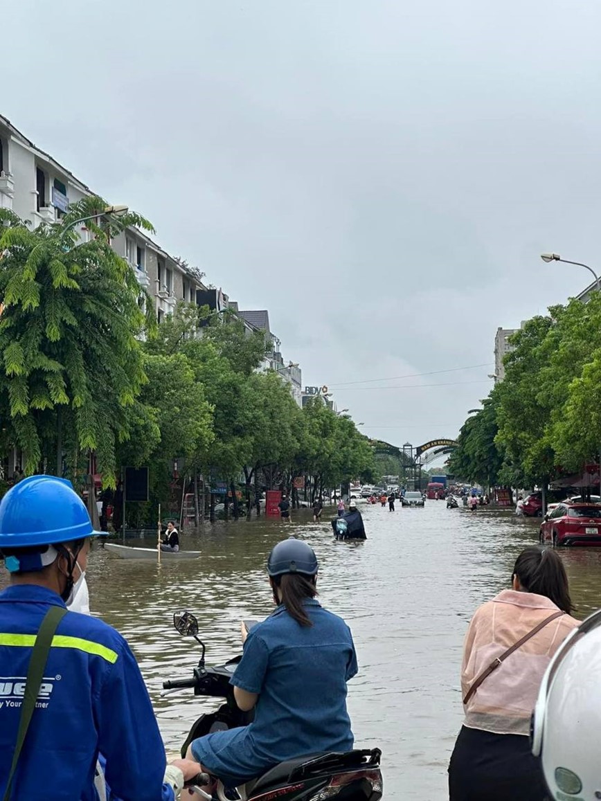 Ha Noi: nhieu duong pho ngap sau do mua lon keo dai - Hinh anh 16