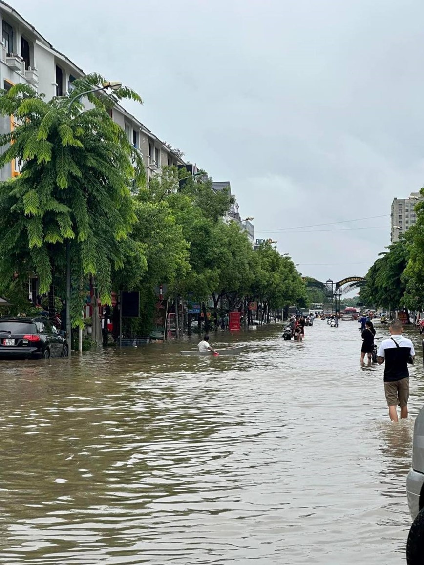 Ha Noi: nhieu duong pho ngap sau do mua lon keo dai - Hinh anh 15