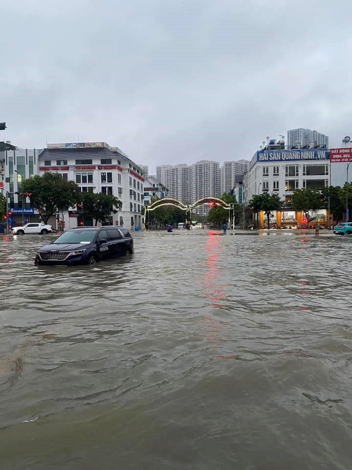 Ha Noi: nhieu duong pho ngap sau do mua lon keo dai - Hinh anh 18