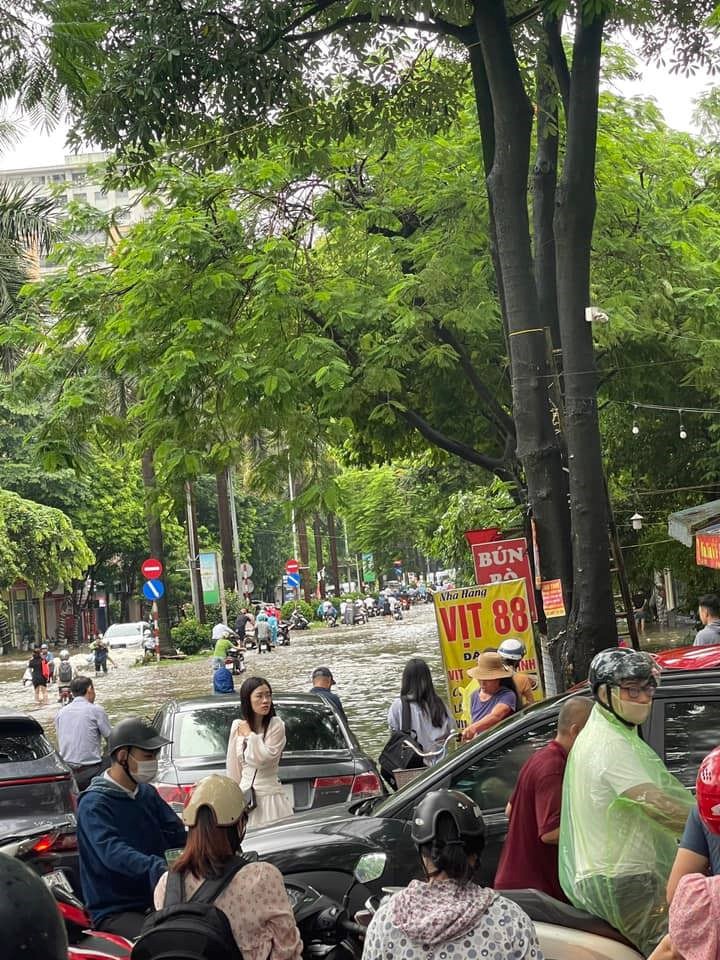 Ha Noi: nhieu duong pho ngap sau do mua lon keo dai - Hinh anh 19