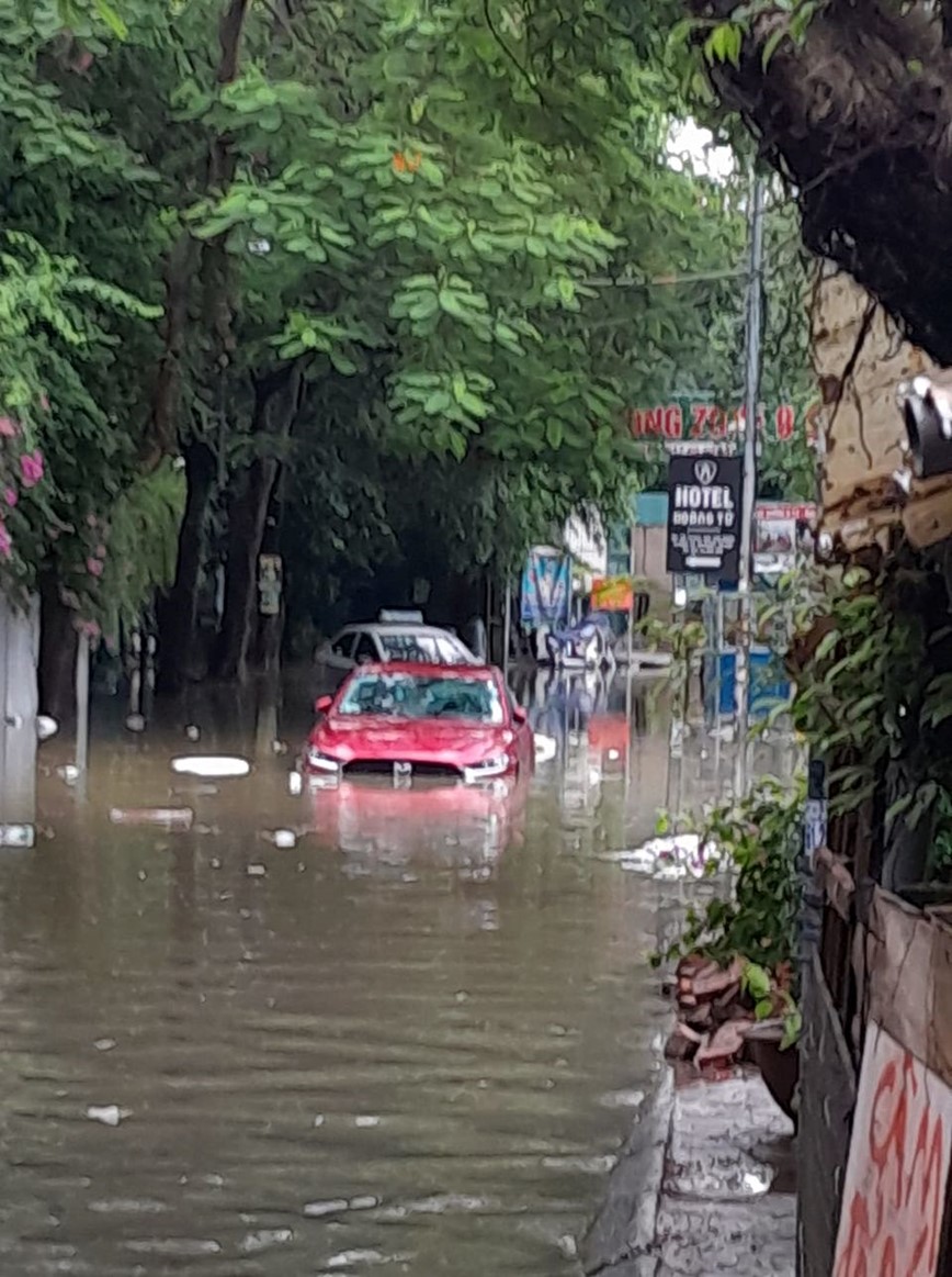 Ha Noi: nhieu duong pho ngap sau do mua lon keo dai - Hinh anh 10