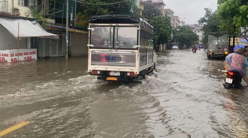 Ha Noi: nhieu duong pho ngap sau do mua lon keo dai - Hinh anh 24