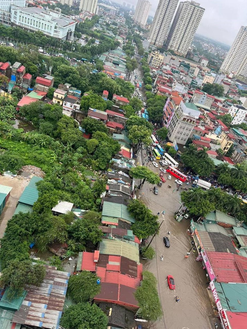 Ha Noi: nhieu duong pho ngap sau do mua lon keo dai - Hinh anh 21