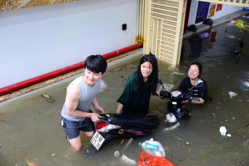 Ha Noi: nhieu duong pho ngap sau do mua lon keo dai - Hinh anh 4