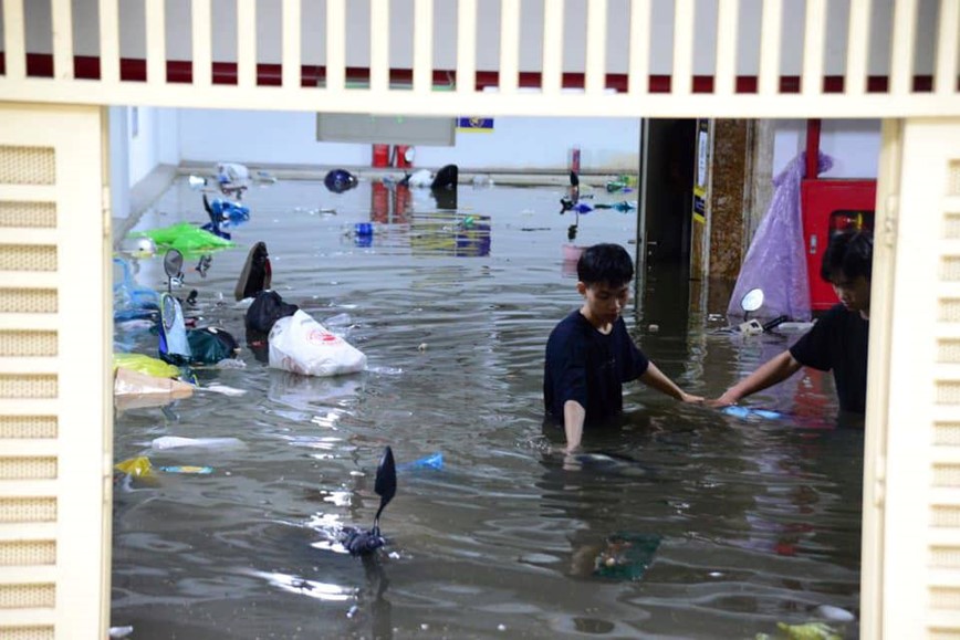 Ha Noi: nhieu duong pho ngap sau do mua lon keo dai - Hinh anh 3