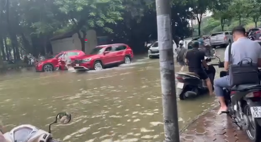 Ha Noi: nhieu duong pho ngap sau do mua lon keo dai - Hinh anh 13