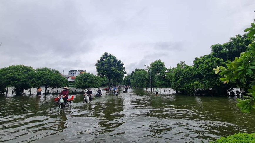 Ha Noi: nhieu duong pho ngap sau do mua lon keo dai - Hinh anh 11