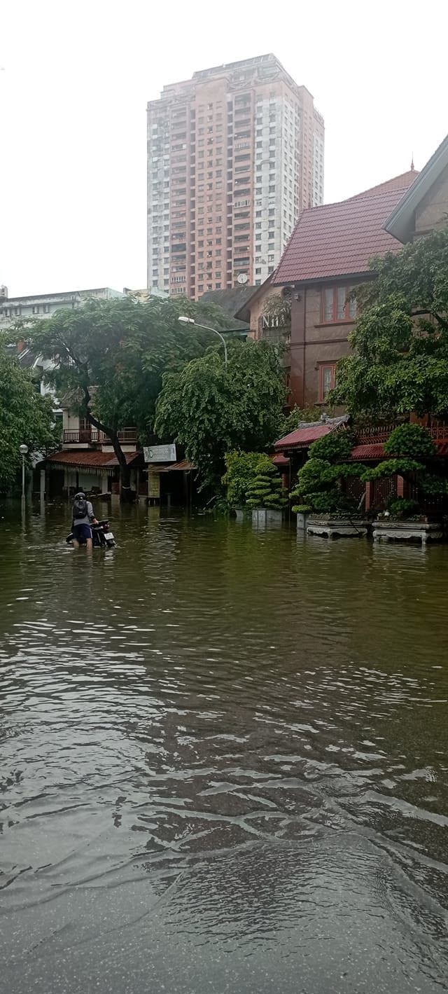 Ha Noi: nhieu duong pho ngap sau do mua lon keo dai - Hinh anh 12