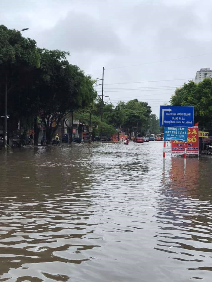 Ha Noi: nhieu duong pho ngap sau do mua lon keo dai - Hinh anh 23