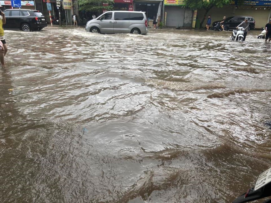 Ha Noi: nhieu duong pho ngap sau do mua lon keo dai - Hinh anh 20