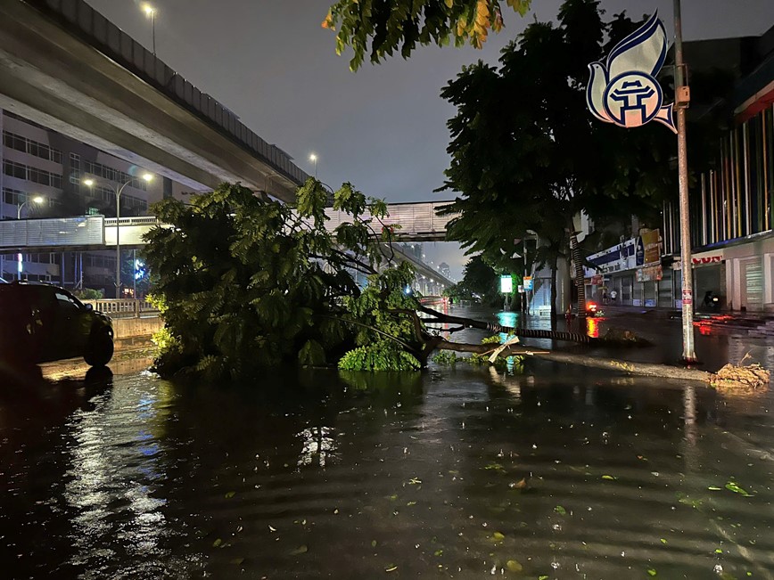 Duong pho Ha Noi ngon ngang sau bao to - Hinh anh 1