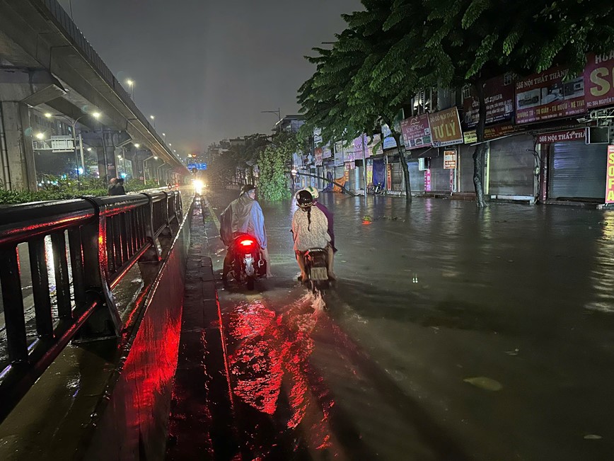 Duong pho Ha Noi ngon ngang sau bao to - Hinh anh 4