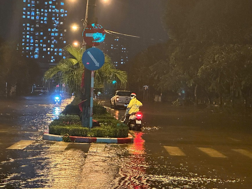 Duong pho Ha Noi ngon ngang sau bao to - Hinh anh 5