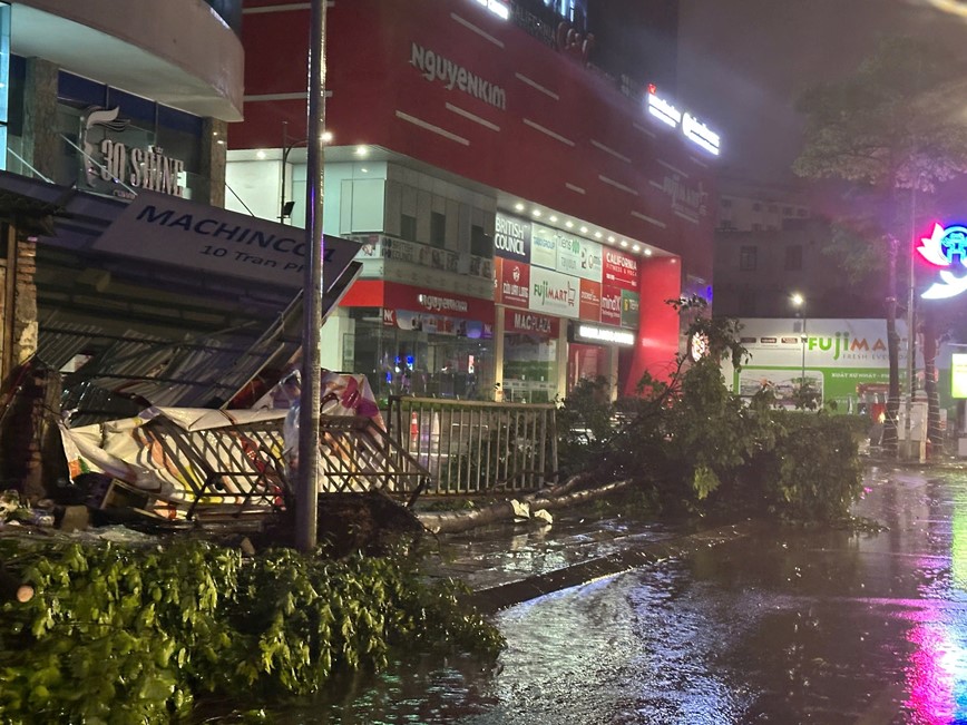 Duong pho Ha Noi ngon ngang sau bao to - Hinh anh 11