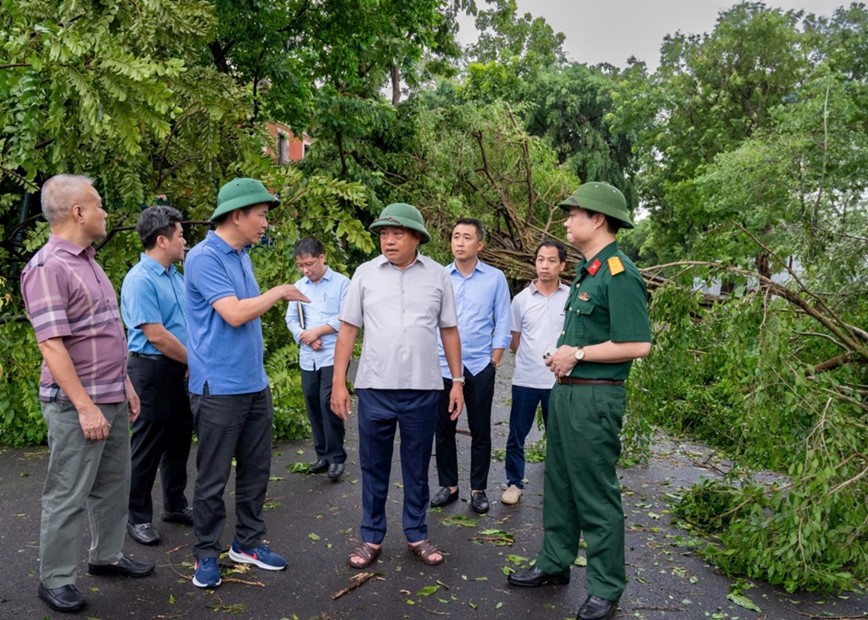 Chu tich UBND TP Ha Noi kiem tra cong tac khac phuc hau qua sau bao so 3 - Hinh anh 1