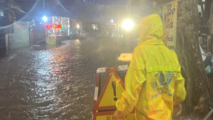 Ha Noi: nhieu tuyen duong ngap ung trong gio cao diem chieu - Hinh anh 4