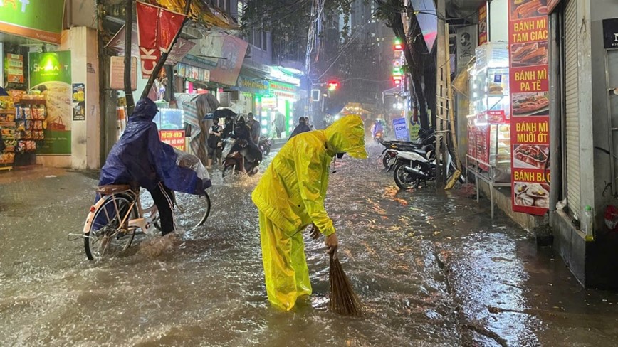 Ha Noi: nhieu tuyen duong ngap ung trong gio cao diem chieu - Hinh anh 3