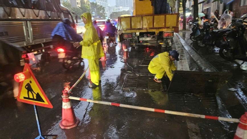 Ha Noi: nhieu tuyen duong ngap ung trong gio cao diem chieu - Hinh anh 7