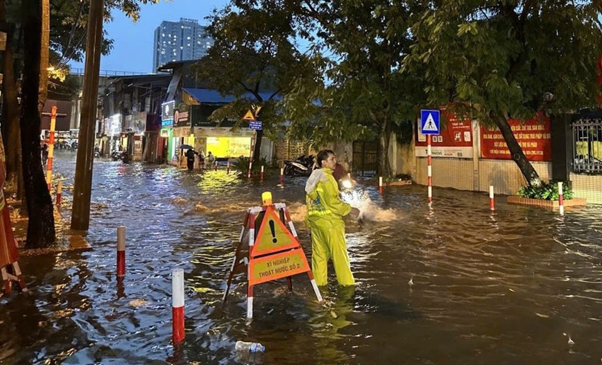 Ha Noi: nhieu tuyen duong ngap ung trong gio cao diem chieu - Hinh anh 8