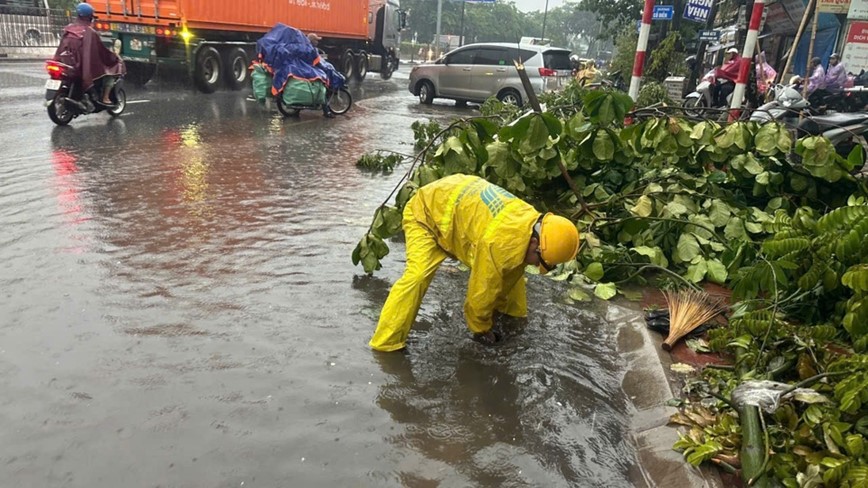 Ha Noi: nhieu tuyen duong ngap ung trong gio cao diem chieu - Hinh anh 5