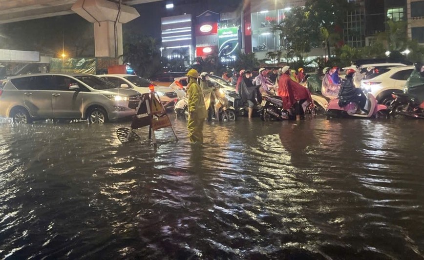 Ha Noi: nhieu tuyen duong ngap ung trong gio cao diem chieu - Hinh anh 9