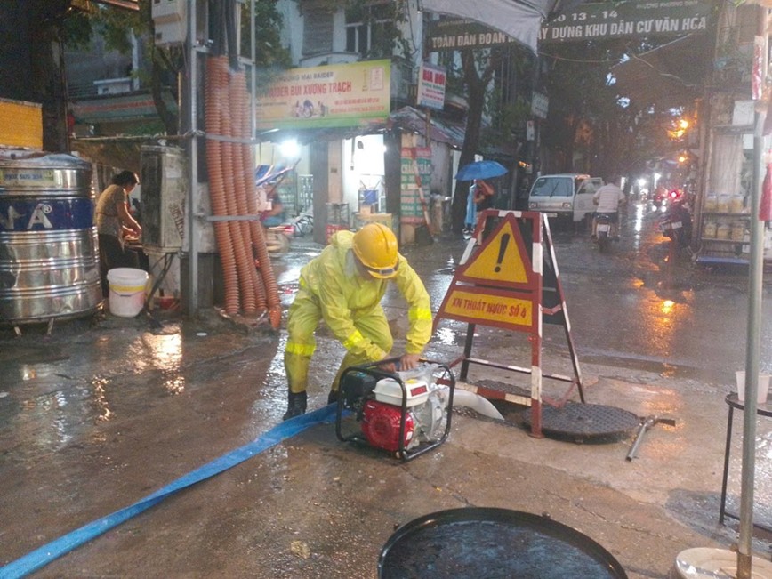 Ha Noi: nhieu tuyen duong ngap ung trong gio cao diem chieu - Hinh anh 6