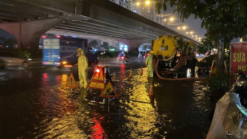 Ha Noi: nhieu tuyen duong ngap ung trong gio cao diem chieu - Hinh anh 10