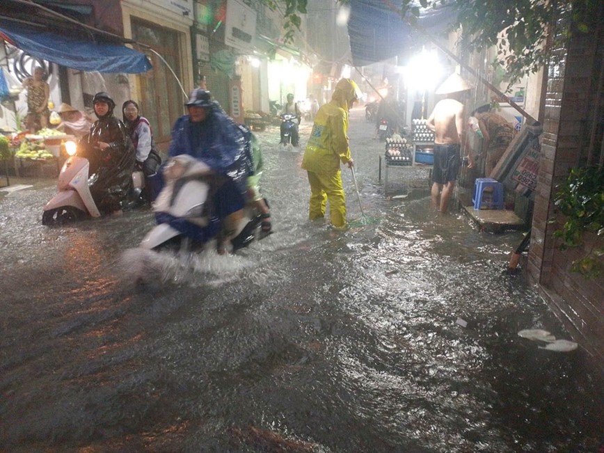 Ha Noi: nhieu tuyen duong ngap ung trong gio cao diem chieu - Hinh anh 11