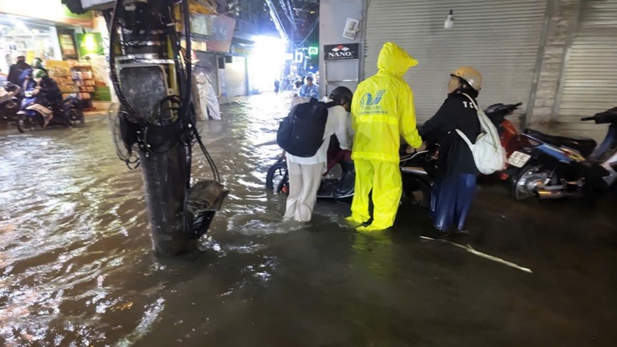 Ha Noi: nhieu tuyen duong ngap ung trong gio cao diem chieu - Hinh anh 2