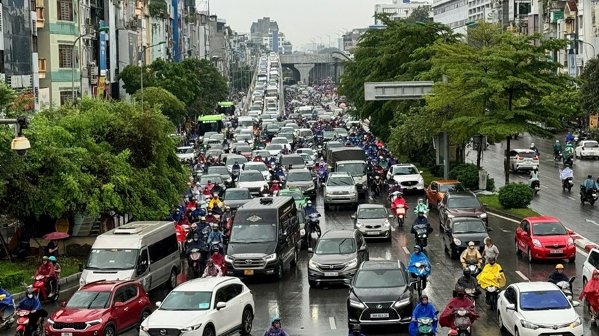 Nhieu tuyen duong Ha Noi ngap sau, giao thong un tac sau dem mua - Hinh anh 16