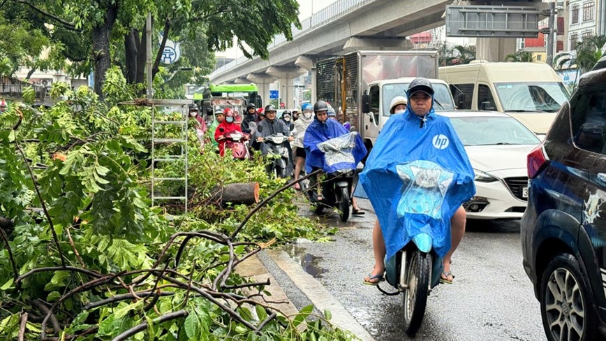 Nhieu tuyen duong Ha Noi ngap sau, giao thong un tac sau dem mua - Hinh anh 13