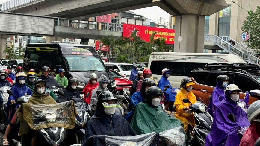 Nhieu tuyen duong Ha Noi ngap sau, giao thong un tac sau dem mua - Hinh anh 14