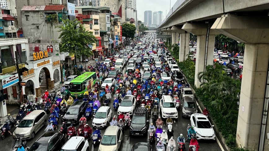 Nhieu tuyen duong Ha Noi ngap sau, giao thong un tac sau dem mua - Hinh anh 12