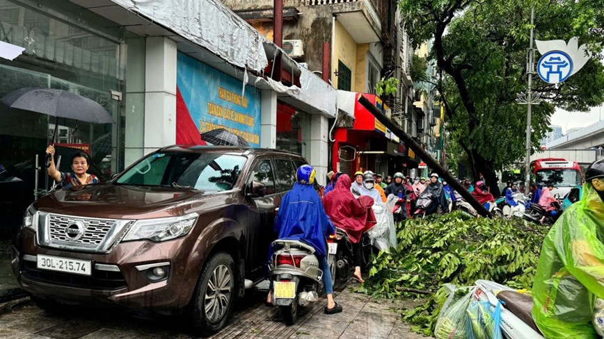 Nhieu tuyen duong Ha Noi ngap sau, giao thong un tac sau dem mua - Hinh anh 15