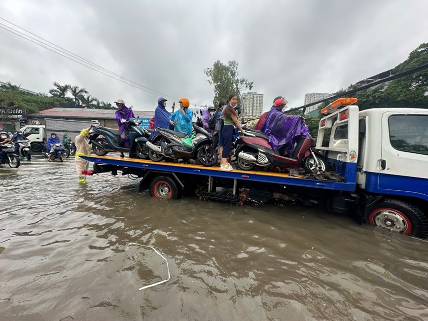 Nhieu tuyen duong Ha Noi ngap sau, giao thong un tac sau dem mua - Hinh anh 6