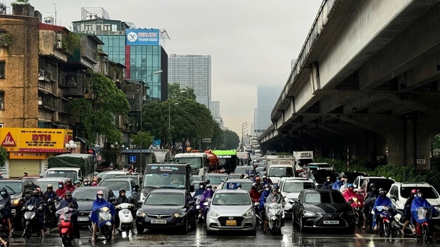 Nhieu tuyen duong Ha Noi ngap sau, giao thong un tac sau dem mua - Hinh anh 11