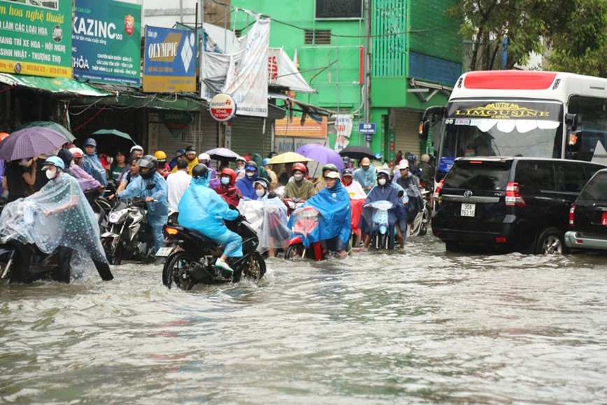 Nhieu tuyen duong Ha Noi ngap sau, giao thong un tac sau dem mua - Hinh anh 1