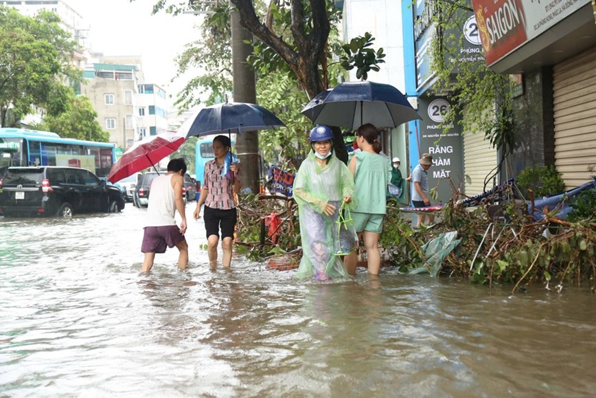 Nhieu tuyen duong Ha Noi ngap sau, giao thong un tac sau dem mua - Hinh anh 3