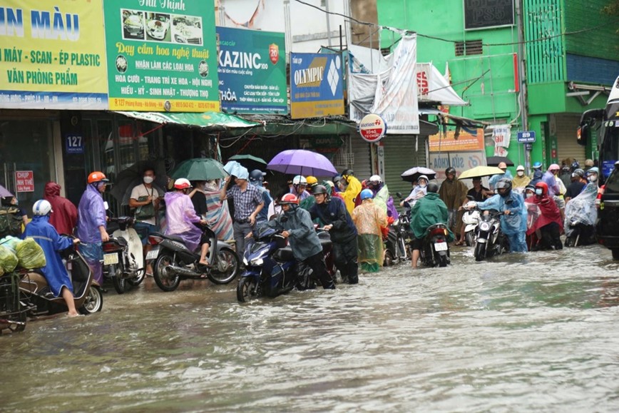 Nhieu tuyen duong Ha Noi ngap sau, giao thong un tac sau dem mua - Hinh anh 4