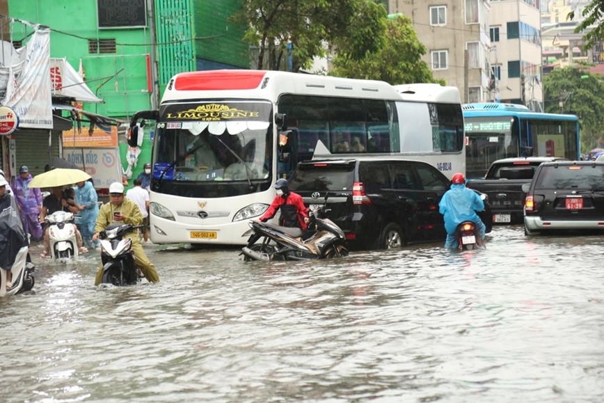 Nhieu tuyen duong Ha Noi ngap sau, giao thong un tac sau dem mua - Hinh anh 2