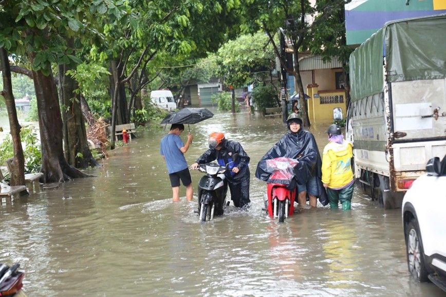 Nhieu tuyen duong Ha Noi ngap sau, giao thong un tac sau dem mua - Hinh anh 5