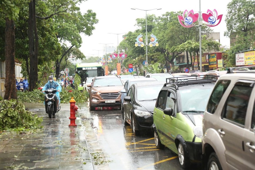 Nhieu tuyen duong Ha Noi ngap sau, giao thong un tac sau dem mua - Hinh anh 7