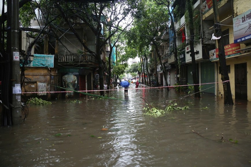 Nhieu tuyen duong Ha Noi ngap sau, giao thong un tac sau dem mua - Hinh anh 8