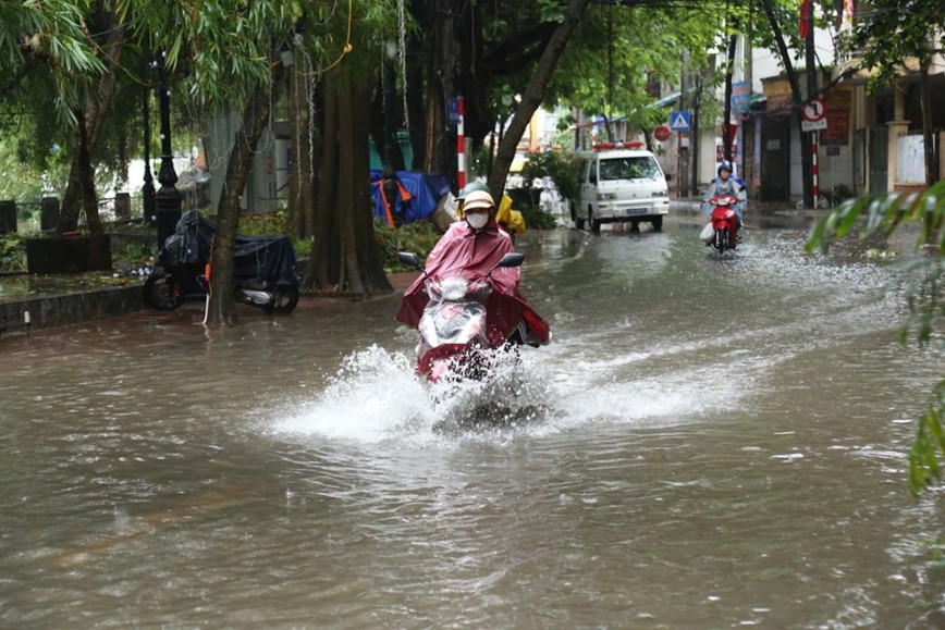 Nhieu tuyen duong Ha Noi ngap sau, giao thong un tac sau dem mua - Hinh anh 9