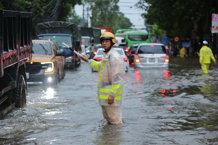 Nhieu tuyen duong Ha Noi ngap sau, giao thong un tac sau dem mua - Hinh anh 10