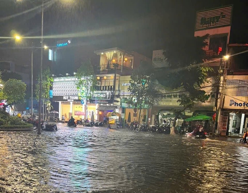 Quang Ngai: mua lon lam nhieu tuyen duong thanh bien nuoc - Hinh anh 4