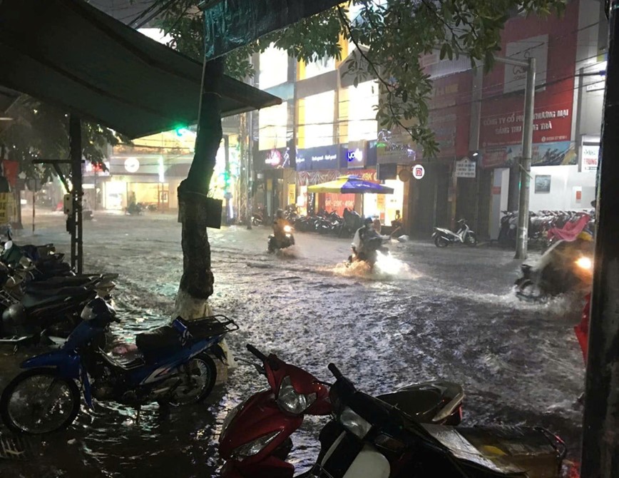 Quang Ngai: mua lon lam nhieu tuyen duong thanh bien nuoc - Hinh anh 7