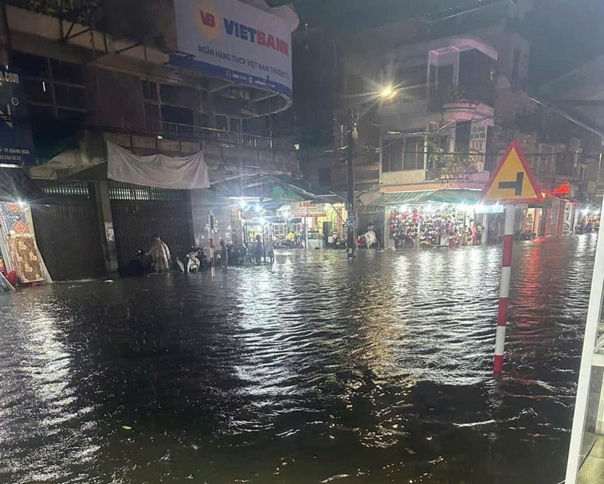 Quang Ngai: mua lon lam nhieu tuyen duong thanh bien nuoc - Hinh anh 1